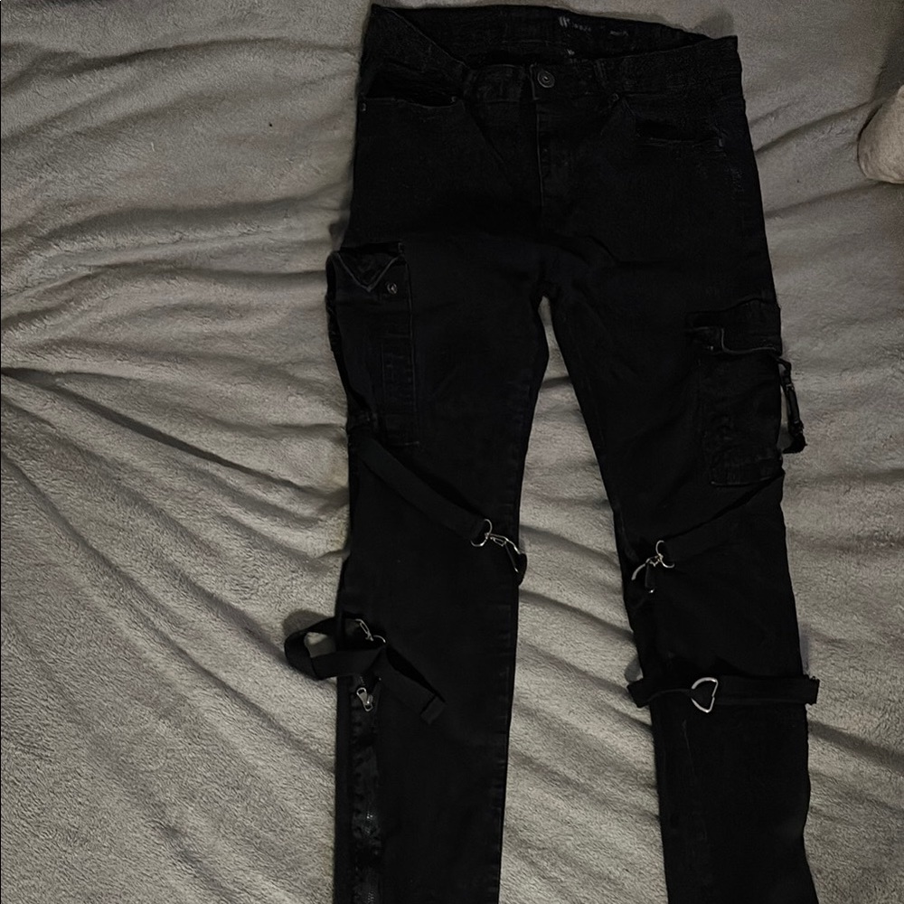 Black Skinny Jeans with Knee Distressing